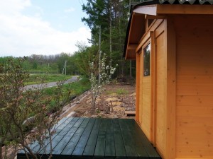 ウッドデッキと木製ミニハウス